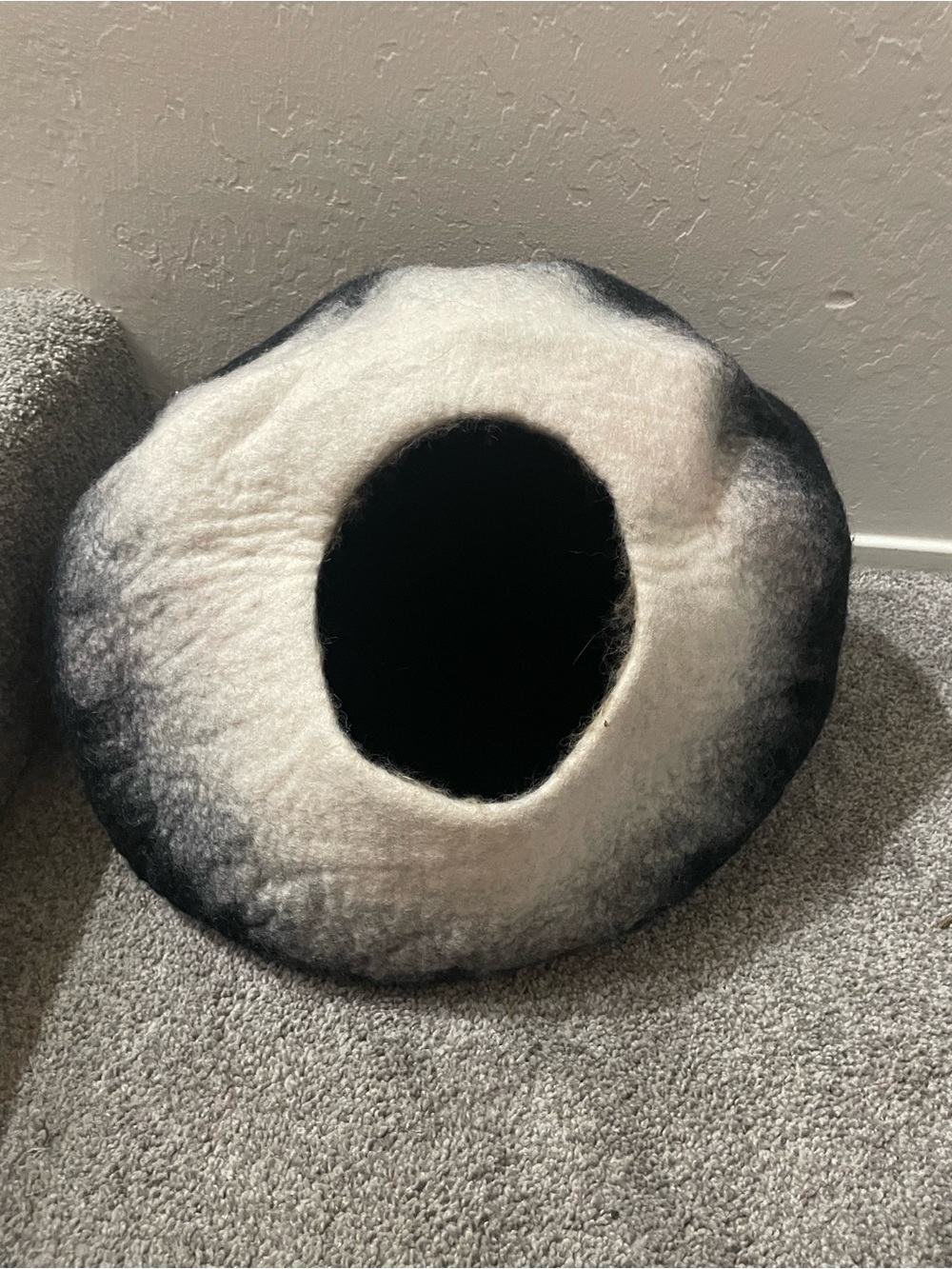 CAT CAVE WOOL Large Indoor House Bed Cove Black & White Kitten Bed 19” Nepal